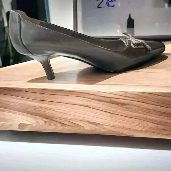 East 5th Size 6.5 Copper Colored Slip-On Heels Dress Shoes. Excellent Condition - Picture 2 of 4